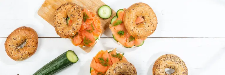 Vollkorn-bagel mit Räucherlachs